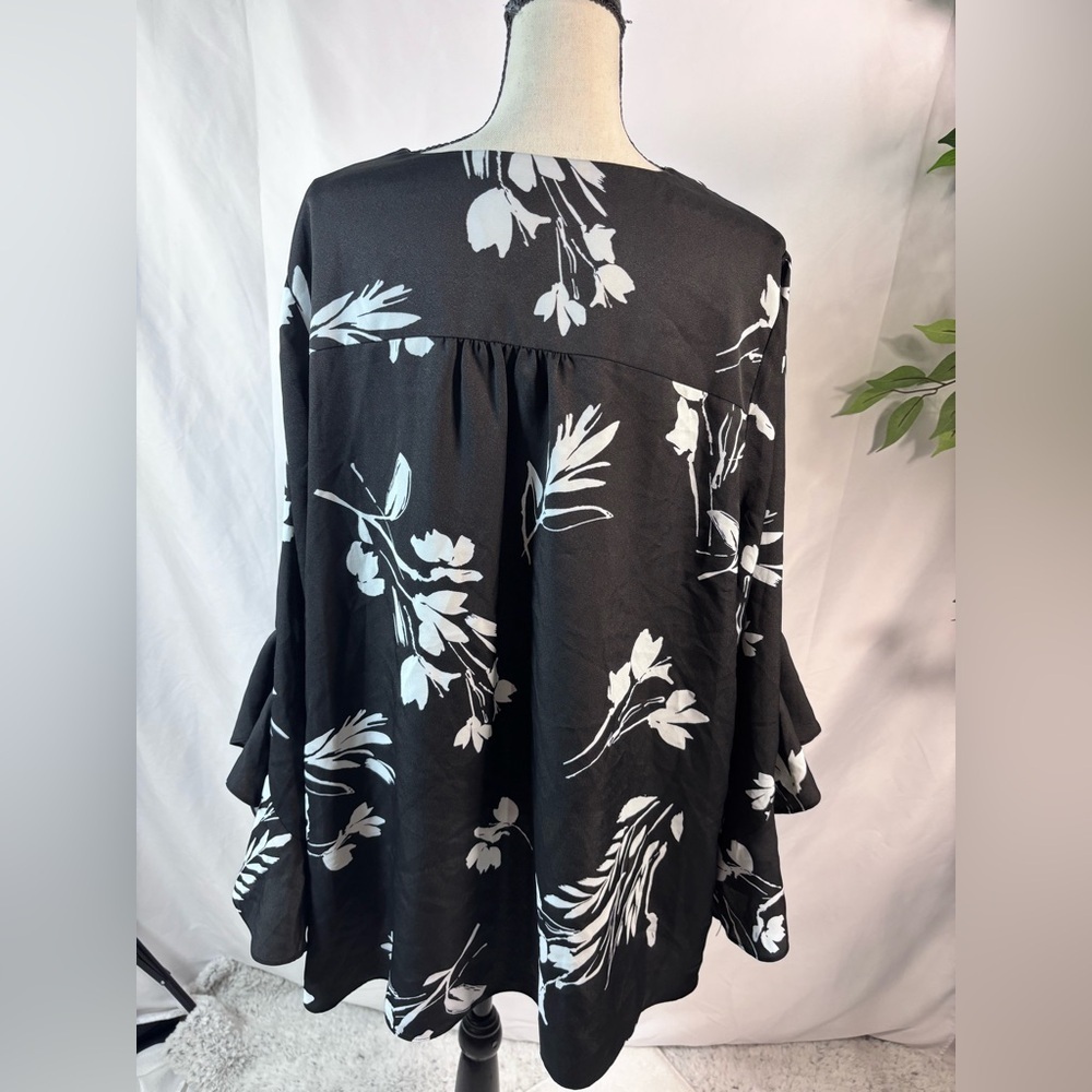 Vince Camuto Black and White Floral Blouse 🖤🖤 - Picture 9 of 16